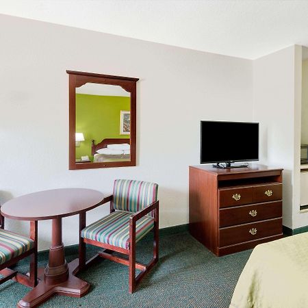 Super 8 By Wyndham De Soto Hotel Kültér fotó